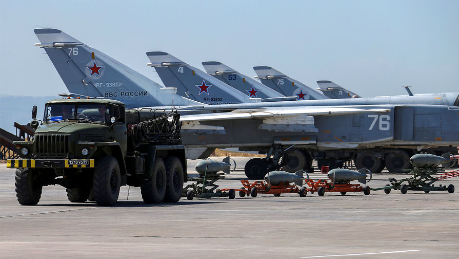 Российские военные самолеты на авиабазе Хмеймим в сирийской провинции Латакия, июнь 2016 года