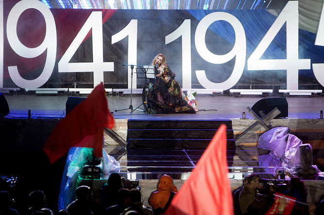 Певица Юлия Самойлова выступает на концерте, посвященном празднованию Дня Победы, на площади Нахимова в Севастополе