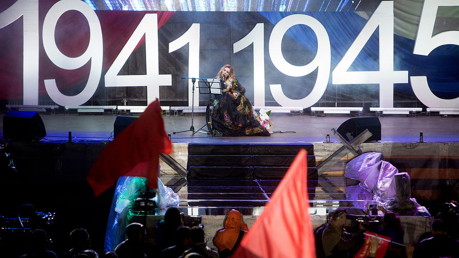 Певица Юлия Самойлова выступает на&nbsp;концерте, посвященном празднованию Дня Победы, на&nbsp;площади Нахимова в&nbsp;Севастополе