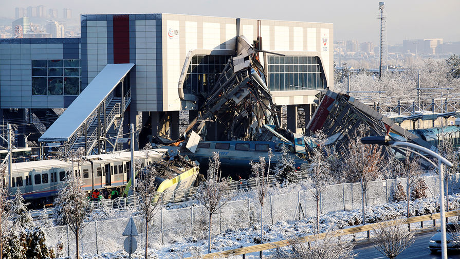 Место железнодорожной катастрофы в турецкой Анкаре, 13 декабря 2018 года