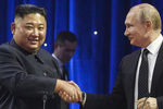 Лидер КНДР Ким Чен Ын и президент России Владимир Путин во время официального приема от имени президента России на территории Дальневосточного федерального университета (ДВФУ) на острове Русский, 25 апреля 2019 года