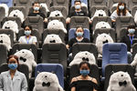 Жители китайского города Чанша в одном из кинотеатров, 20 июля 2020 года
