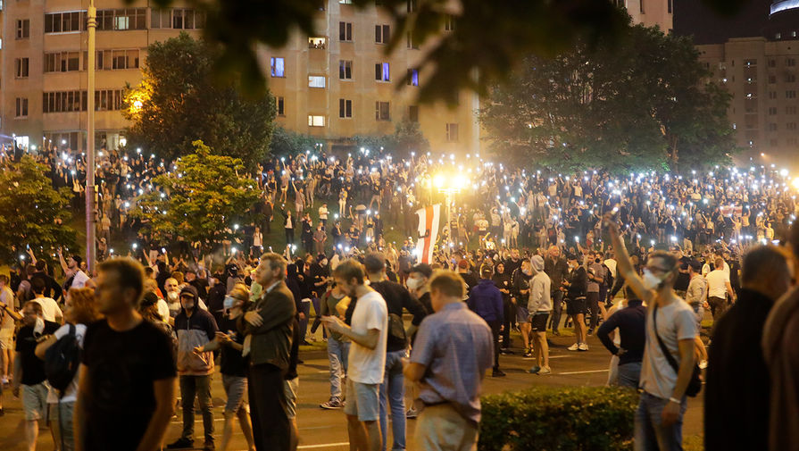 Участники акций протеста в&nbsp;Минске с&nbsp;горящими экранами телефонов в&nbsp;ночь после выборов президента Белоруссии, 9 августа 2020 года