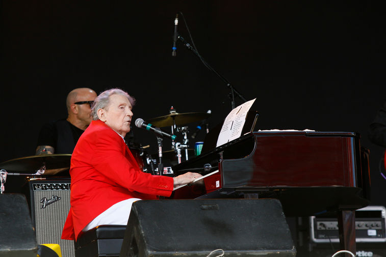 Джерри Ли Льюис во время выступления на&nbsp;фестивале во Флориде, 2018 год