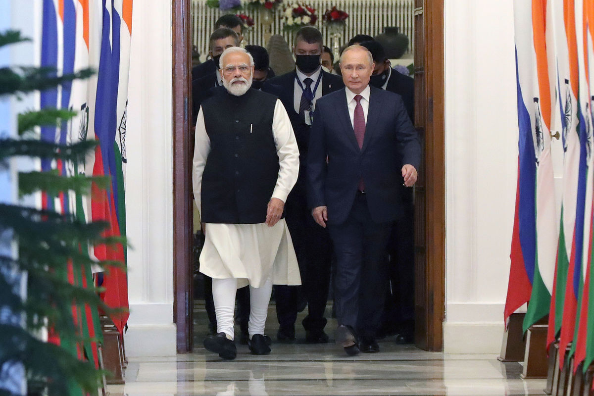 Президент РФ Владимир Путин и премьер-министр Республики Индии Нарендра Моди (слева) во время встречи в Хайдарабадском дворце в Нью-Дели, 6 декабря 2021 года