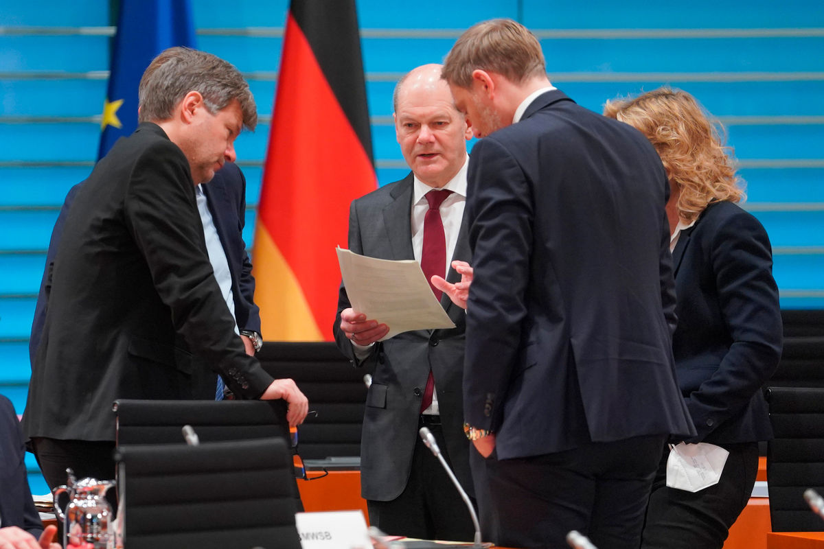 Олаф Шольц, Кристиан Линднер и Штеффи Лемке разговаривают на заседании Кабинета министров