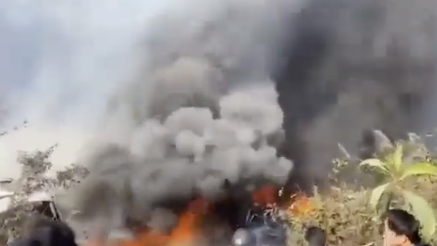 Момент крушения самолета в Непале попал на видео