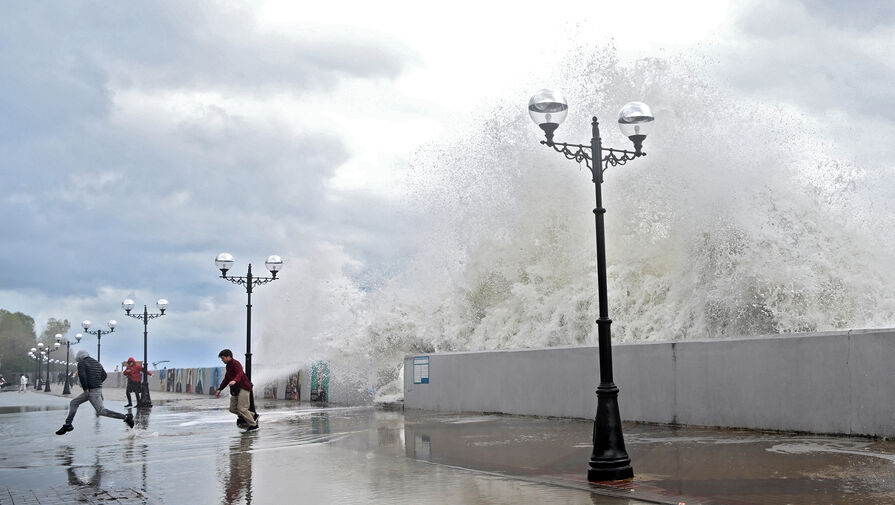 В Сочи временно закрыли пляжи из-за опасности шторма