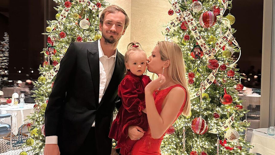 Теннисист Медведев с семьей отпраздновал Новый год