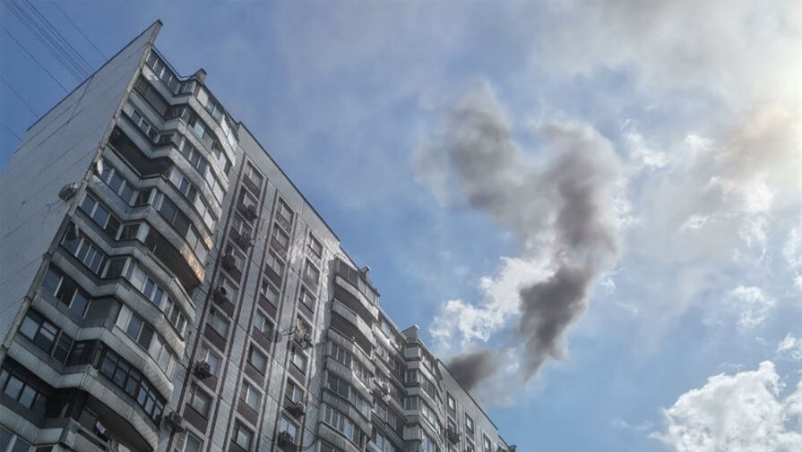 На западе Москвы загорелась крыша многоэтажки