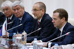Премьер-министр РФ Дмитрий Медведев (справа) во время российско-камбоджийских переговоров