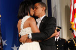 Барак Обама целует супругу Мишель во время церемонии инаугурации 20 декабря 2009 года