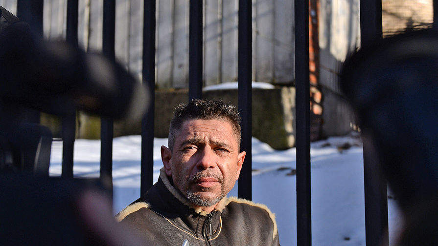Актер Валерий Николаев перед заседанием Пресненского районного суда Москвы
