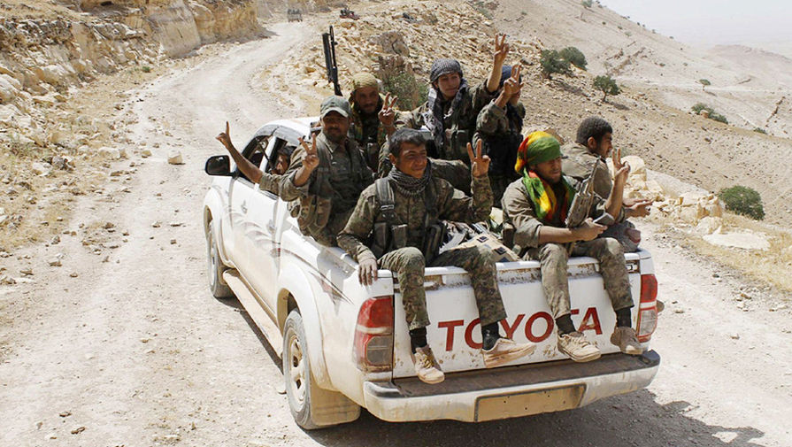 Бойцы курдских вооруженных формирований (YPG) на севере Сирии