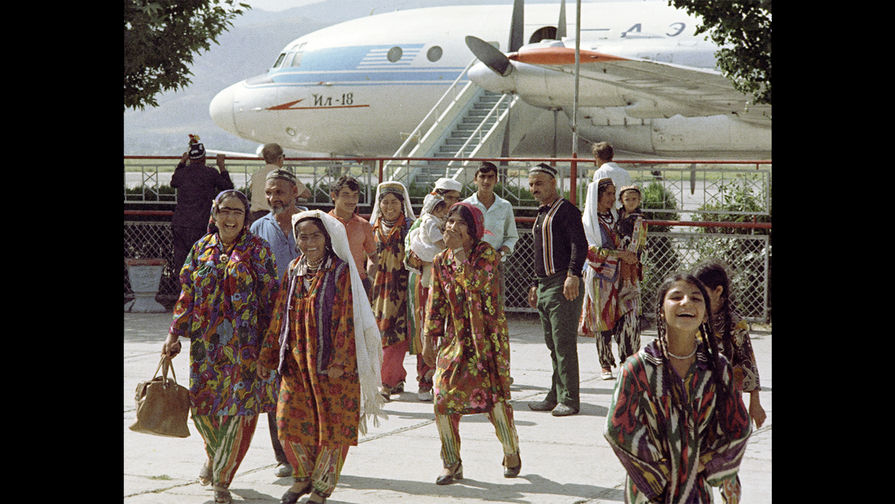Самолет Ил-18 в&nbsp;аэропорту Душанбе, 1974&nbsp;год