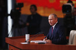 Президент России Владимир Путин во время ежегодной пресс-конференции в Москве, 14 декабря 2017 года