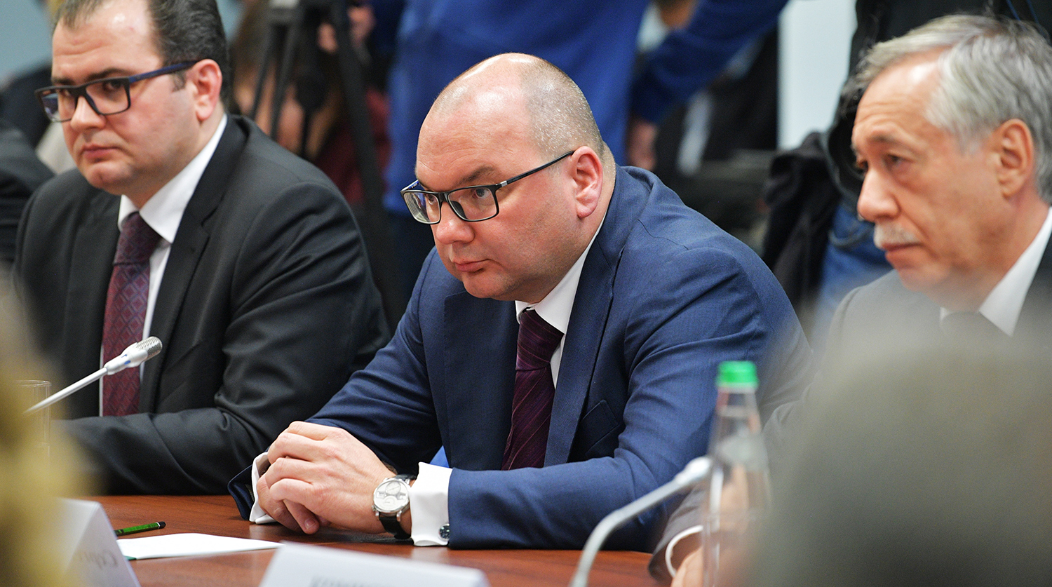 Главный редактор газеты «Известия» Арсений Оганесян, генеральный директор информационного агентства России ТАСС Сергей Михайлов и председатель совета директоров, генеральный директор информационного агентства «Интерфакс» Михаил Комиссар (слева направо) во время встречи президента России Владимира Путина с руководителями российских печатных СМИ и информагентств, 11 января 2018 года