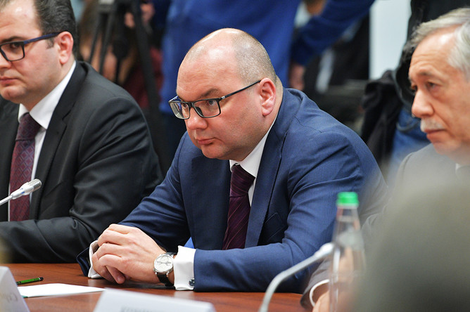 Главный редактор газеты «Известия» Арсений Оганесян, генеральный директор информационного агентства России ТАСС Сергей Михайлов и председатель совета директоров, генеральный директор информационного агентства «Интерфакс» Михаил Комиссар (слева направо) во время встречи президента России Владимира Путина с руководителями российских печатных СМИ и информагентств, 11 января 2018 года