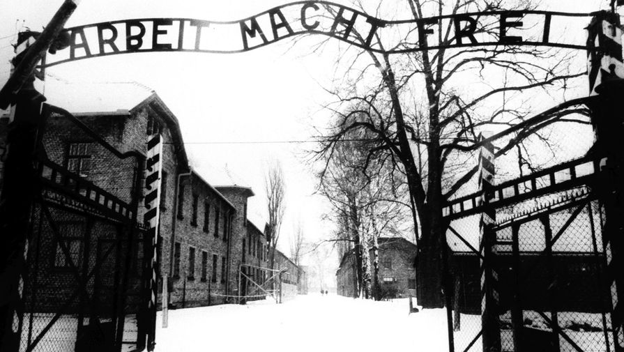 Все три комплекса лагерей строились силами их будущих заключенных. Над&nbsp;воротами лагеря располагалась чугунная надпись: «Arbeit macht frei» («Труд освобождает»)
