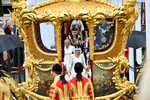 Королева Великобритании Камилла покидает Вестминстерское аббатство после церемонии коронации, 6 мая 2023 года