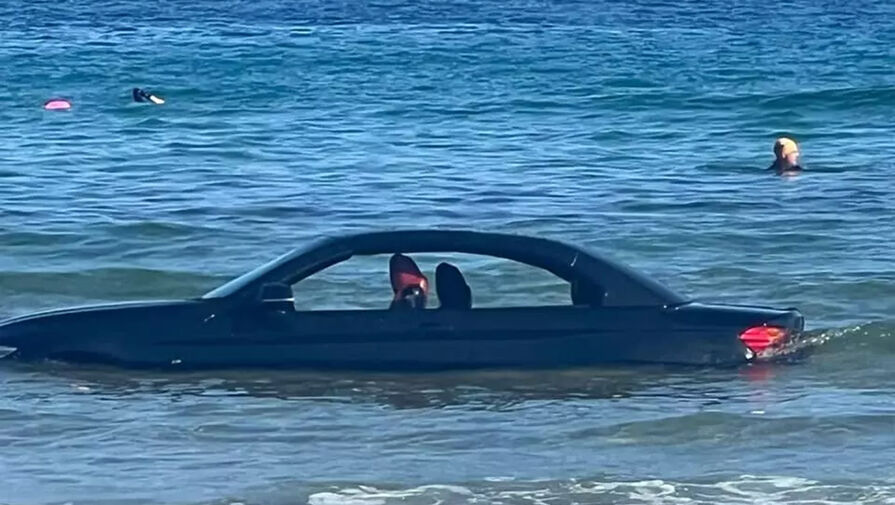 Прилив унес припаркованный автомобиль мужчины в море