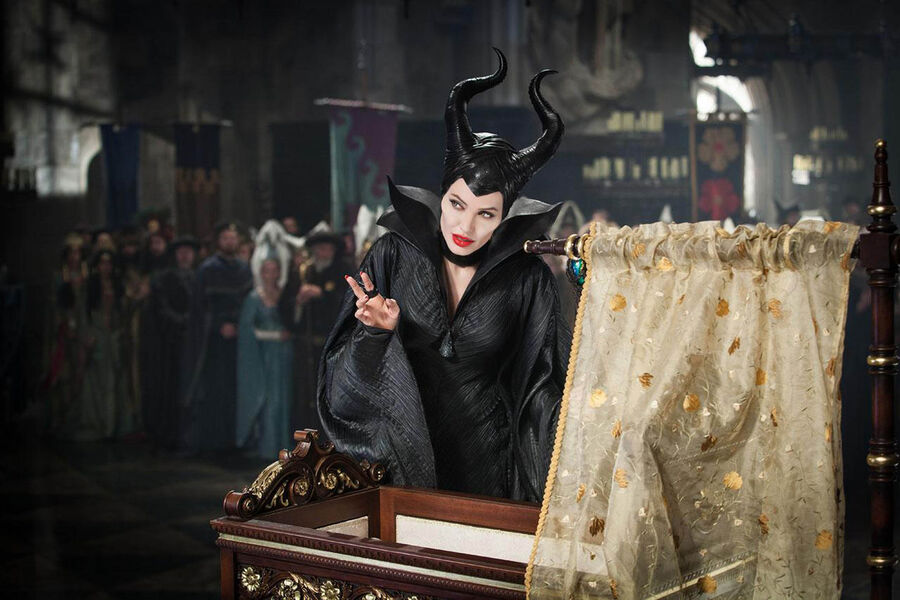 <b>«Малефисента» (2014) и «Малефисента: Владычица тьмы» (2019)</b>
<br><br>
Впрочем, окажется, что она не всегда была такой &mdash; просто жизнь ее такой сделала. Детские травмы сделали свое дело, и вот у&nbsp;нее уже страшные рога вместо крыльев за&nbsp;спиной, которые были когда-то.

