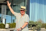 Юморист Евгений Петросян верхом на динозавре, 8 августа 2023 года
