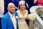 <b>Татьяна Буланова и Валерий Руднев (разница в возрасте 19 лет)</b>
<br><br>
В 2019 году певица начала встречаться с бывшим теннисистом, предпринимателем Валерием Рудневым, а через три года он сделал ей предложение. Свадьбу сыграли в 2023-м: артистке тогда исполнилось 54 года, ее возлюбленному было 35. В браке Буланова даже официально взяла фамилию мужа. А незадолго до свадьбы рассказывала в эфире программы «Ты не поверишь!», что жених купил ей ресторан в центре Санкт-Петербурга, заплатив за него 50 млн рублей.
<br>
В этом году сотрудники ресторана публично пожаловались на задержки зарплат, антисанитарию в помещении и накопившиеся долги поставщикам. Однако гендиректор ресторана Валерий Руднев заявил, что деньги сотрудникам задерживала компания-посредник, а долги перед поставщиками — это обычная ресторанная практика. Татьяна Буланова супруга поддерживает. В недавнем интервью Ксении Собчак она сказала, что долги у Руднева образовались из-за прогоревшего партнера. Она призналась, что отношения с мужем у нее такие, о которых она всегда мечтала.