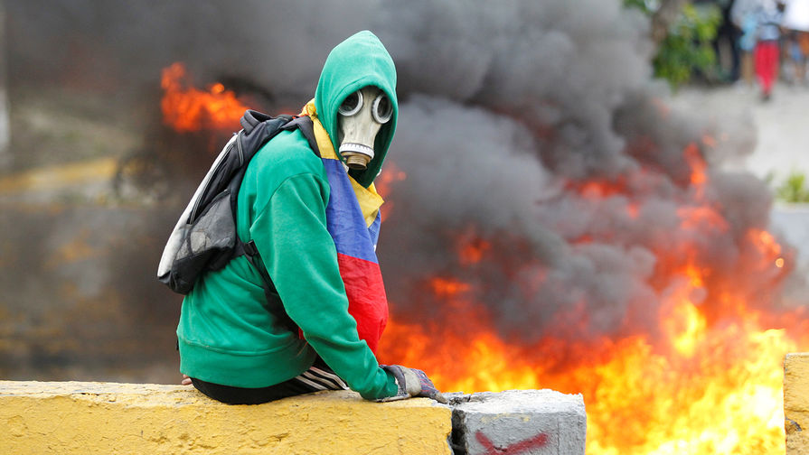 Протестующий во время акции против президента Венесуэлы Николаса Мадуро в Каракасе, 24 апреля 2017 года