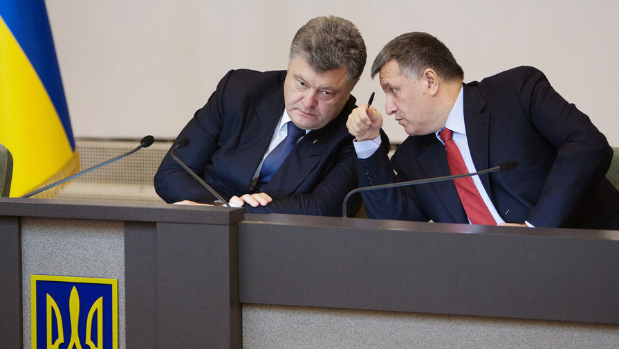 Президент Украины Петр Порошенко и министр внутренних дел Украины Арсен Аваков во время расширенной коллегии МВД Украины в Киеве, 2015 год