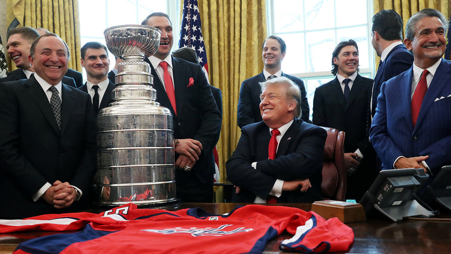 Президент США Дональд Трамп во время встречи с&nbsp;членами хоккейной команды «Вашингтон Кэпиталз», которые выиграл главный приз Национальной хоккейной лиги (НХЛ), 25 марта 2019 года