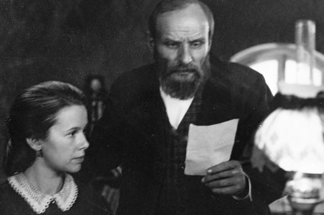 Евгения Симонова в роли Анны и Анатолий Солоницын в роли Федора Достоевского на съемках фильма «26 дней из жизни Достоевского», 1981 год