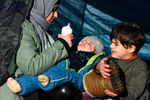 Женщина с детьми в лагере нелегальных мигрантов на белорусско-польской границе, 9 ноября 2021 года