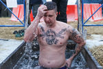 Мужчина во время крещенских купаний в купели на реке Обь в Новосибирске, 19 января 2022 года