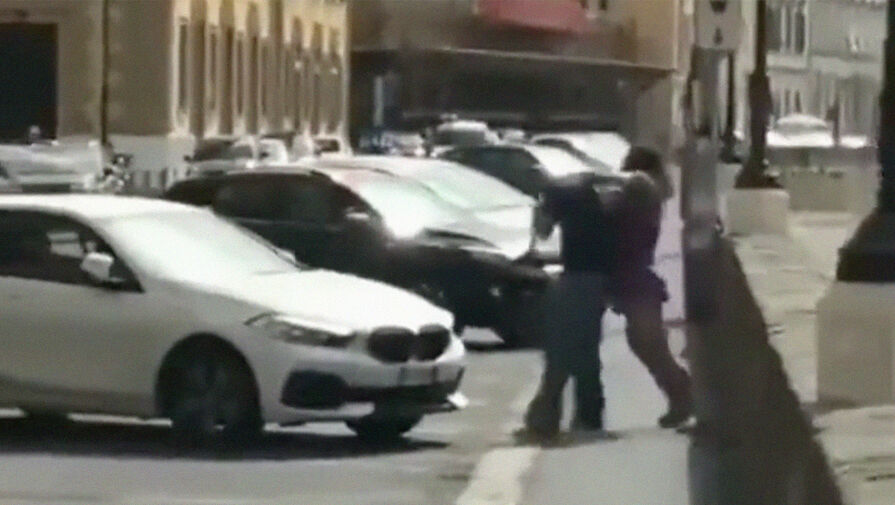 Вор попытался похитить сумку у женщины, а она оказалась сержантом спецназа и избила его