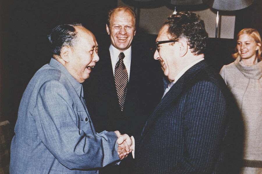 Генри Киссинджер пожимает руку Мао Цзэ-Дуну, председателю Коммунистической партии Китая, во время визита в&nbsp;резиденцию председателя в&nbsp;Пекине, Китай, 1975&nbsp;год