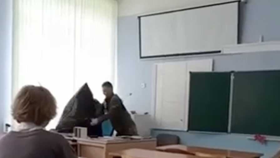 Российский школьник надел мусорный пакет на голову учителю и попал на видео