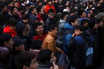В пятницу утром официальный магазин Apple в районе Саньлиунь в Пекине должен был открыться в 7 часов по местному времени. Когда в 7.15 сообщили, что магазин не откроется, не объяснив причины, из очереди последовали крики «откройте двери» и «обманщики». Клиенты заявляли, что не уйдут без покупки. 