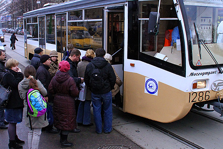 В Москве пятеро мужчин напали с ножами на пассажиров трамвая за замечание о безбилетном проезде