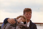 Джон Кеннеди с дочерью во время прогулки на яхте, 1963 год