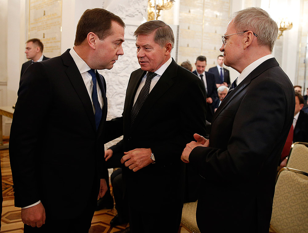 Дмитрий Медведев, председатель Верховного суда РФ Вячеслав Лебедев, председатель Конституционного суда РФ Валерий Зорькин (слева направо) перед началом выступления Путина с ежегодным посланием Федеральному собранию