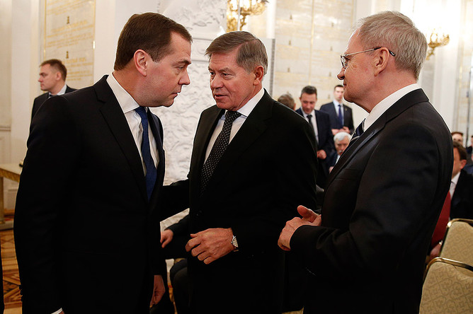 Дмитрий Медведев, председатель Верховного суда РФ Вячеслав Лебедев, председатель Конституционного суда РФ Валерий Зорькин (слева направо) перед началом выступления Путина с ежегодным посланием Федеральному собранию