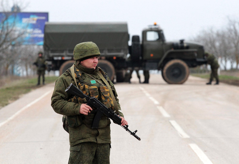 Российские военнослужащие около пограничного поста в Балаклаве