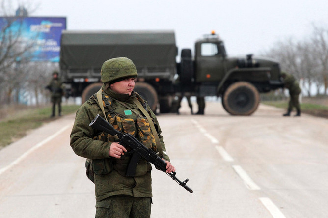 Российские военнослужащие около пограничного поста в Балаклаве