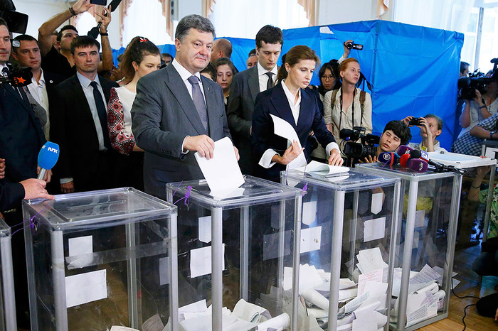 Кандидат в&nbsp;президенты Украина Петр Порошенко на&nbsp;одном из&nbsp;избирательных участков в&nbsp;Киеве во время голосования на&nbsp;внеочередных выборах президента Украины
