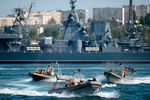 Военно-спортивный праздник во время празднования Дня Военно-морского флота России в Севастополе