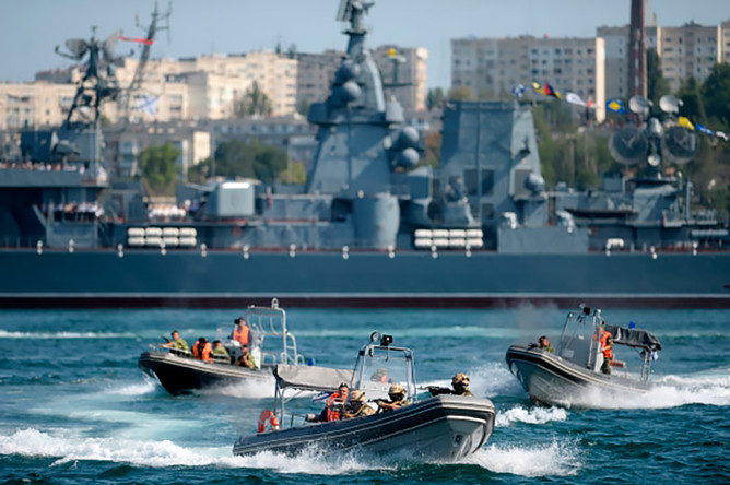 Военно-спортивный праздник во время празднования Дня Военно-морского флота России в Севастополе