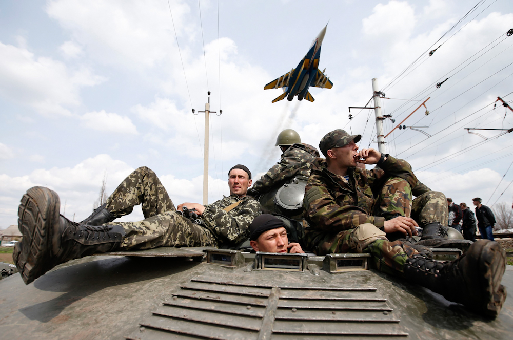 Бойцы украинской армии в Краматорске. 16 апреля 2014 года