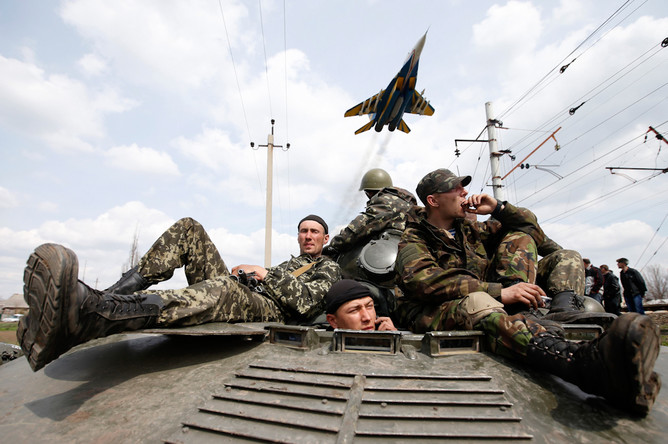 Бойцы украинской армии в Краматорске. 16 апреля 2014 года