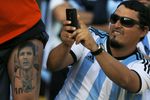 Аргентинские фанаты делают татуировки с изображением Лионеля Месси на любых частях тела